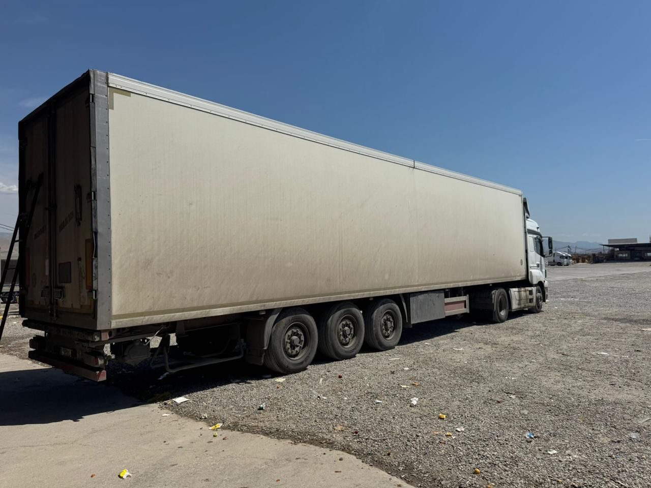 Refrigerated truck